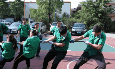 Tir à la corde du personnel de Wanlong en avril