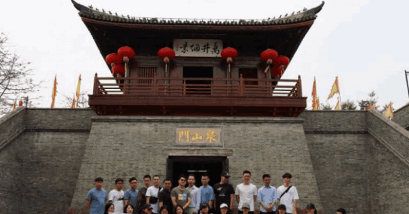 Κτίριο ομάδας Wanlong Quanzhou Trekking τον Απρίλιο